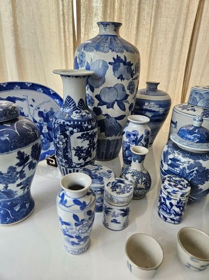 CHINA
Set of vases, a plate, sorbet bowls,...