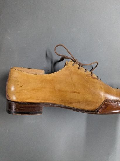 SANTONI
Two pairs of men's leather shoes,...