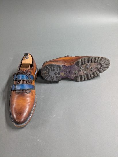 JMLEGAZEL
Two pairs of men's leather shoes,...