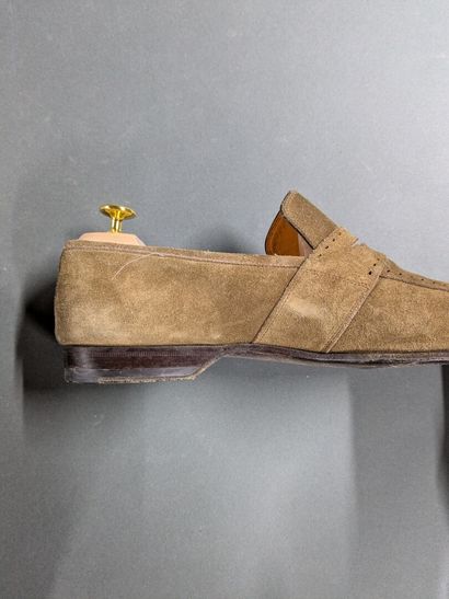 SANTONI
Two pairs of men's leather shoes,...