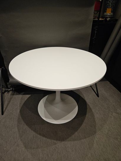 Circular table with tulip base
White melamine...