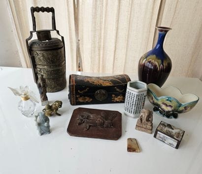 Assorted trinkets: perfume bottle, Chinese...
