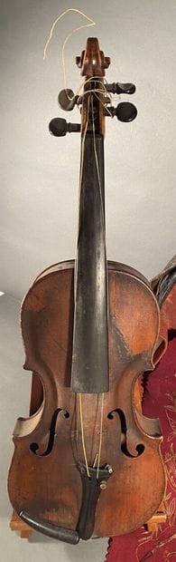 Student violin in its case and two bows
(damage...