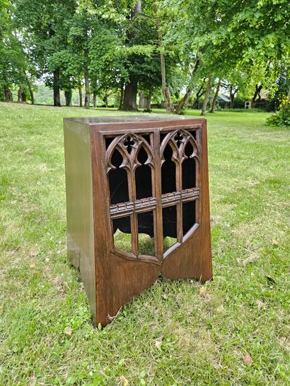 Low-set saddle, with a neo-Gothic facade...