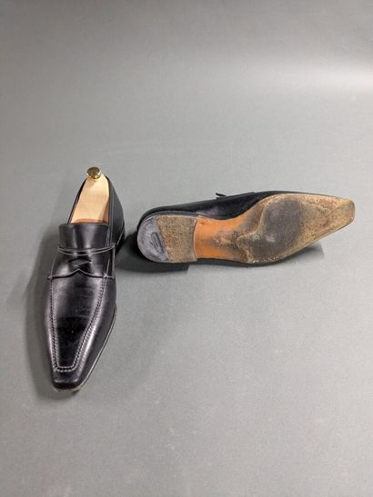 SANTONI
Two pairs of men's leather shoes,...
