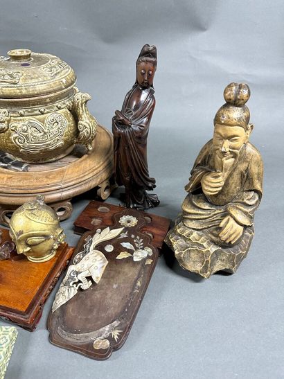 ASIA
Assortment of various Asian objects,...