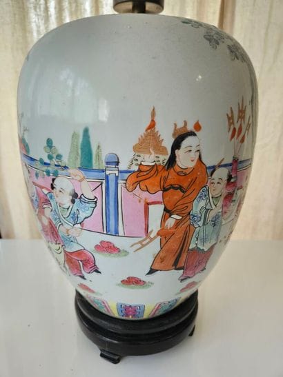 CHINA
Lidded porcelain vase with polychrome...