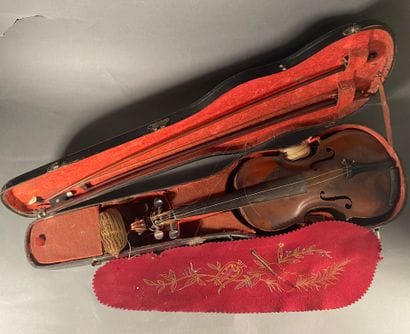 Student violin in its case and two bows
(damage...