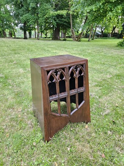 Low-set saddle, with a neo-Gothic facade...