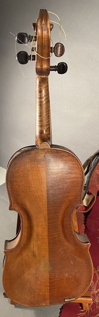 Student violin in its case and two bows
(damage...