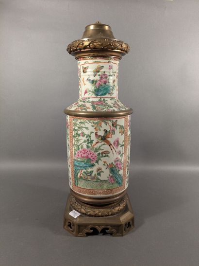 CHINA
Porcelain baluster vase decorated with...