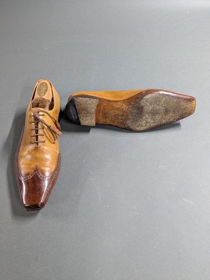 SANTONI
Two pairs of men's leather shoes,...