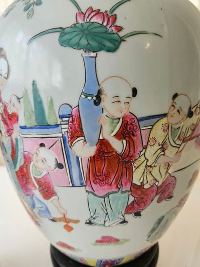 CHINA
Lidded porcelain vase with polychrome...