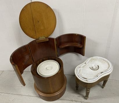 Set consisting of a ceramic bidet resting...