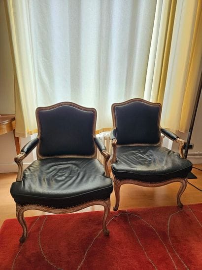 Pair of armchairs with flat backs, made of...