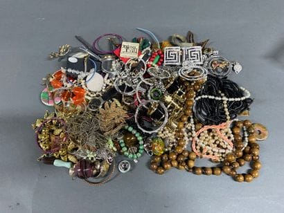 Set of costume jewelry, necklaces, brooches,...
