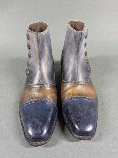 CARLOS SANTOS
Pair of men's high-top leather...
