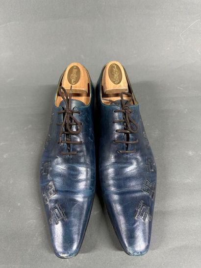 HENRIQUE HENKO
Two pairs of men's leather...