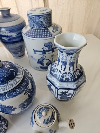 CHINA
Set of vases, a plate, sorbet bowls,...