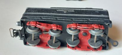 MÄRKLIN loco carénée et 2 voitures
- SK800/12...