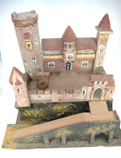 Important château fort en bois peint. Dimensions...