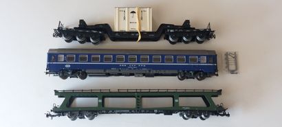 MÄRKLIN lot (2) wagons + une voiture Roc...