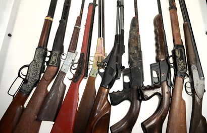 Set of 10 toy guns/rifles for children, made...