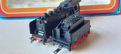 MÂRKLIN (4) pièces - une loco 3 wagons
-...