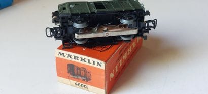 MÂRKLIN (4) pièces - une loco 3 wagons
-...