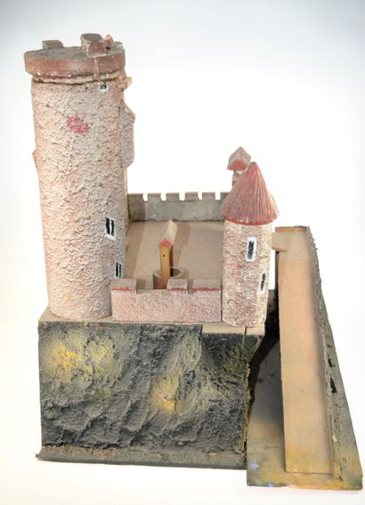 Important château fort en bois peint. Dimensions...