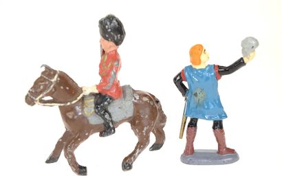 6 figurines en métal, dont 4 soldats Anglais...