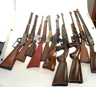 Set of 10 toy guns/rifles for children, made...