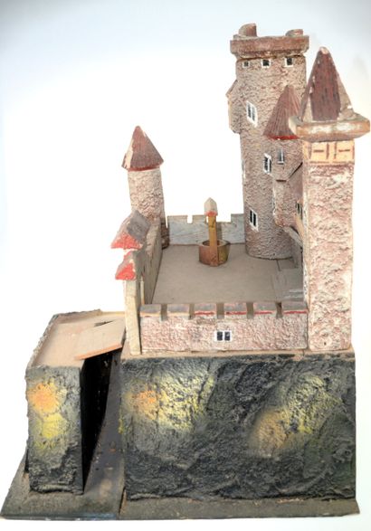 Important château fort en bois peint. Dimensions...