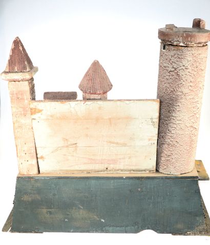 Important château fort en bois peint. Dimensions...
