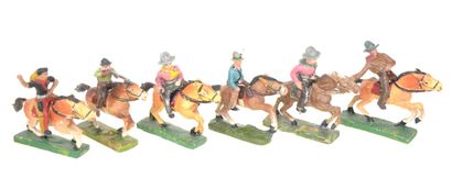 Varia de 6 Cow-boys à cheval, en composition....