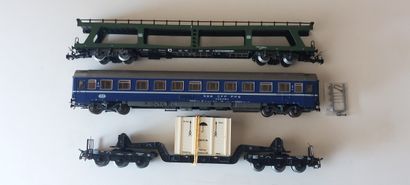 MÄRKLIN lot (2) wagons + une voiture Roc...