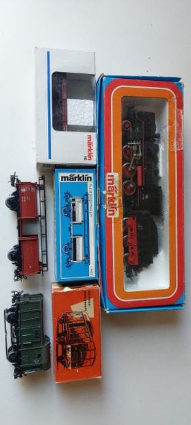 MÂRKLIN (4) pièces - une loco 3 wagons
-...
