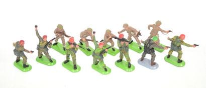 BRITAINS : 12 militaires Anglais au feu,...