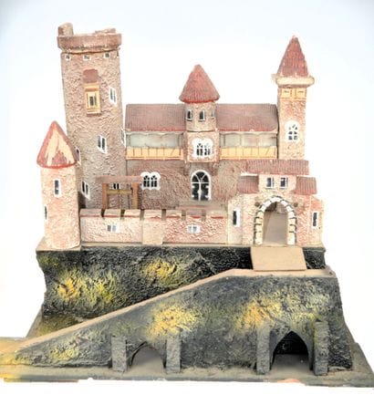 Important château fort en bois peint. Dimensions...