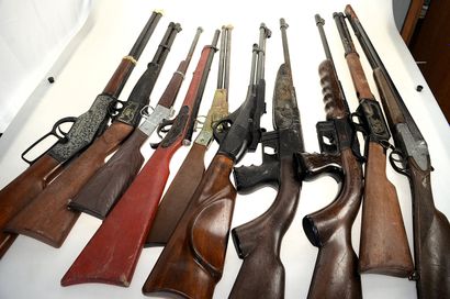 Set of 10 toy guns/rifles for children, made...