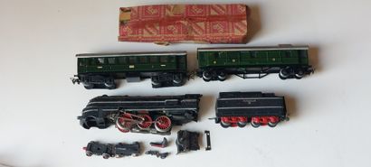 MÄRKLIN loco carénée et 2 voitures
- SK800/12...
