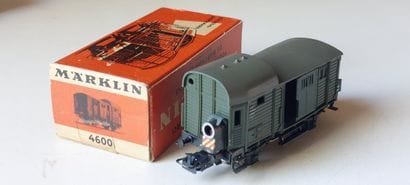 MÂRKLIN (4) pièces - une loco 3 wagons
-...