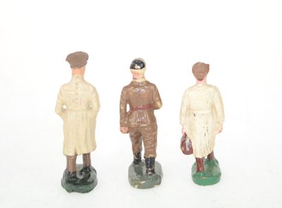 N.B (?) : 3 figurines en compsition, dont...