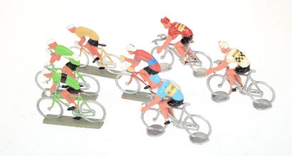 17 Figurines formant une scène du tour de...