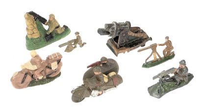 6 figurines en composition et métal, dont...