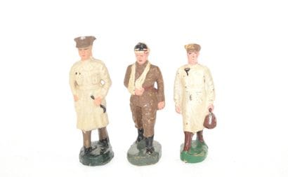 N.B (?) : 3 figurines en compsition, dont...