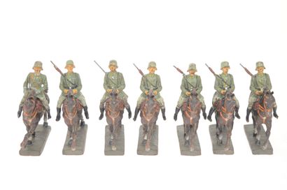 ELASTOLIN : 7 cavaliers Allemands de la Wehrmacht,...