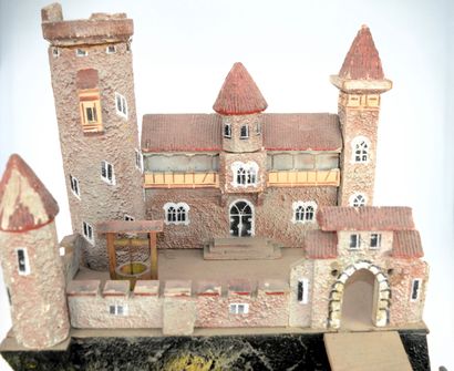 Important château fort en bois peint. Dimensions...