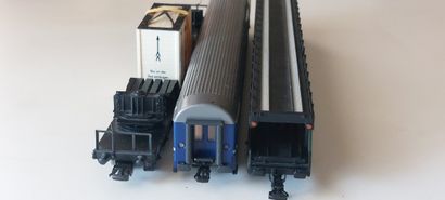 MÄRKLIN lot (2) wagons + une voiture Roc...