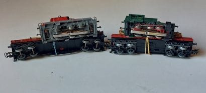 MÄRKLIN (4) pces : 2x locos + 2x des wagons
-...